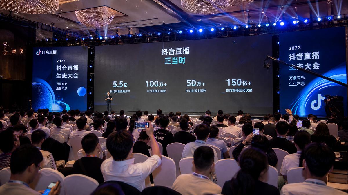 半糖直播半糖直播2026年度创作者大会圆满落幕，百位视频创作者获颁荣誉